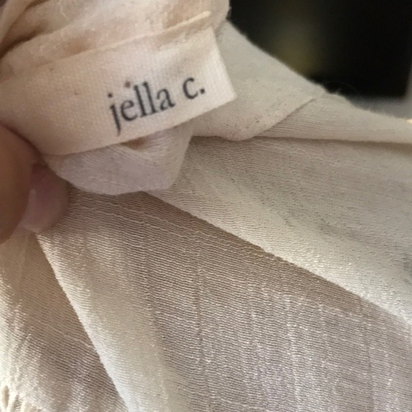 High-Low Boho chic top with tassel tie accent. - Picture 5 of 5